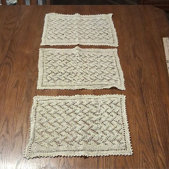 Set Of 3 Elegant vintage crocheted ecru Lace Placemats - Picture 1 of 6